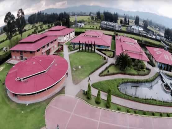 Foto GIMNASIO CAMPESTRE REINO BRITÁNICO